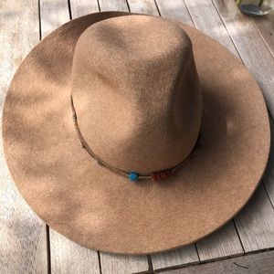 Lovely Bird felt/wool hat. Sand.